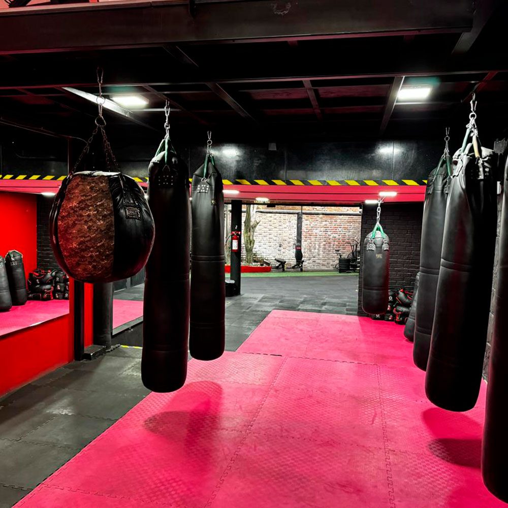Zona de box con hilera de costales
