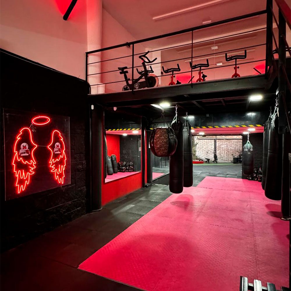 Área de costales con neón de Body Fit Factory